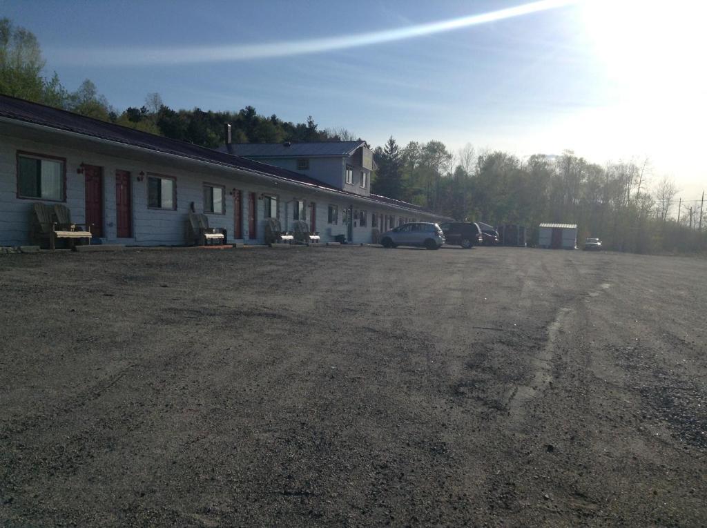 Coniston Richard Lake Motel מראה חיצוני תמונה